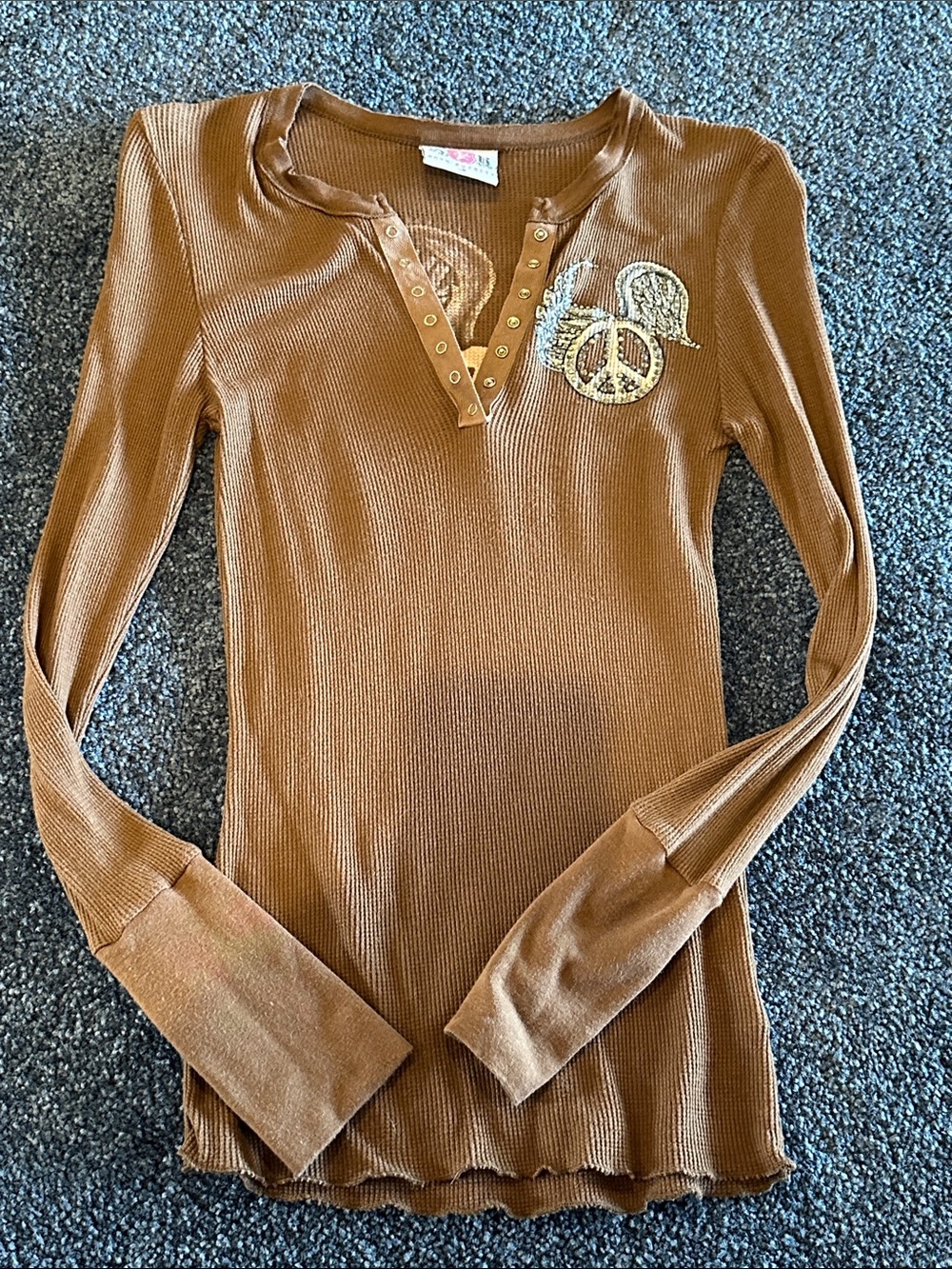 Long Sleeve Ribbed Henley Tee in Brown
